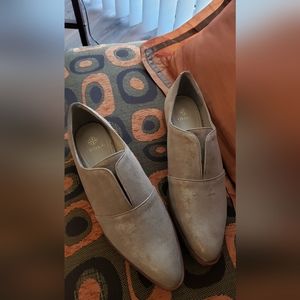 Never worn nice quality shoes by Isola. Size 11, Beautiful Tan color. Sharp.